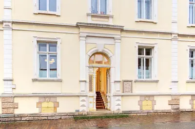 Eine Fassade oder ein Eingang zu Charmante Altbauwohnung mit Gartenblick