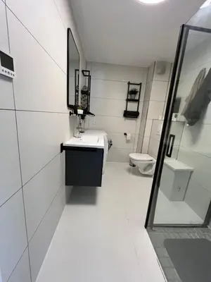 Ein Badezimmer in der Unterkunft 2 Moderne Wohnung nahe Museum