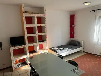 Grundriss der Unterkunft Arbeiterapartment mit 2 Betten, Küche, Bad