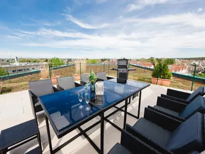 Ein Balkon oder eine Terrasse in der Unterkunft Design Penthouse - 4SZ - 2Bäder - Whirlpool - 2 Parkplätze - Dachterrasse