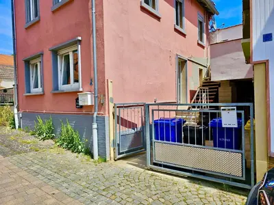 Das Gebäude in dem sich das Ferienhaus befindet