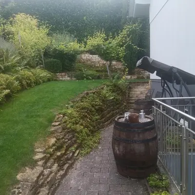 Ein Garten an der Unterkunft Weingut Jürgen - Lutz