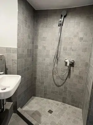 Ein Badezimmer in der Unterkunft FlaKturm Wertheim
