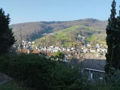 Ein allgemeiner Bergblick oder ein Berglick von der Ferienwohnung aus
