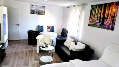 Ein Sitzbereich in der Unterkunft Gemütliches Loft 150 m von SLK klinikum Böckingen