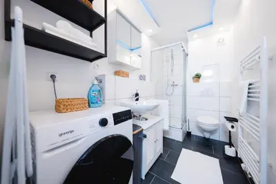 Ein Badezimmer in der Unterkunft BellaBene modernes Studioapartment in zentraler Lage mit Balkon, Arbeitsplatz, Parkplatz