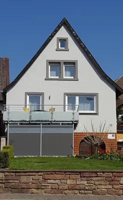 Das Gebäude in dem sich das Ferienhaus befindet