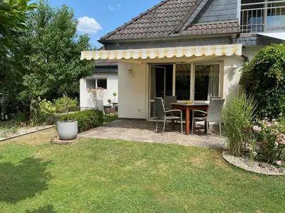 Ein Garten an der Unterkunft Ferienwohnung Orts-Idyll