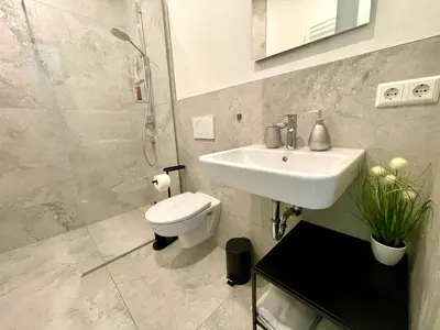 Ein Badezimmer in der Unterkunft Black Forest Apartament Schlössle Goldstadt Pforzheim Schwarzwald