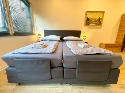 Ein Bett oder Betten in einem Zimmer der Unterkunft Black Forest Apartament Schlössle Goldstadt Pforzheim Schwarzwald