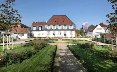 Ein Garten an der Unterkunft Schlössl Oberotterbach