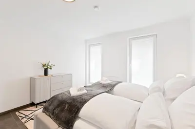 Ein Bett oder Betten in einem Zimmer der Unterkunft TOP Apartments - Stilvolle Wohnung mit Loggia im Stadtzentrum - Kingsize Bett - Smart TV - Netflix - 60qm - 24h Check-In
