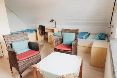 Ein Sitzbereich in der Unterkunft separates Apartment im DG für 2 Personen