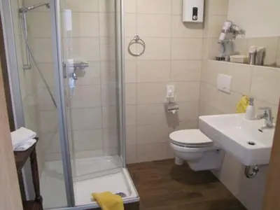 Ein Badezimmer in der Unterkunft Pension Zur Schlummerstube
