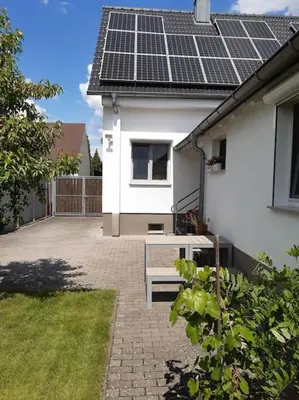 Ein Garten an der Unterkunft Apartment mit Innenhof, Rasen und Parkplatz