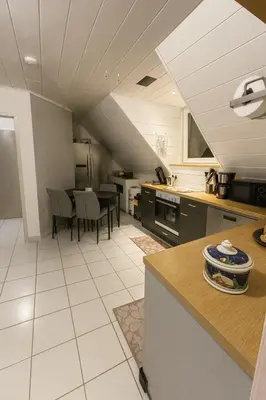 Küche/Küchenzeile in der Unterkunft Zentrale Maisonette mit Büro & Parkplatz
