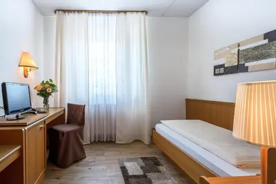 Ein Bett oder Betten in einem Zimmer der Unterkunft Hotel-Restaurant Schwyzerhüsli