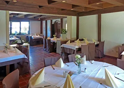 Ein Restaurant oder anderes Speiselokal in der Unterkunft Hotel-Restaurant Schwyzerhüsli