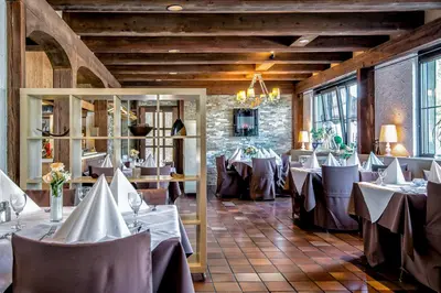 Ein Restaurant oder anderes Speiselokal in der Unterkunft Hotel-Restaurant Schwyzerhüsli
