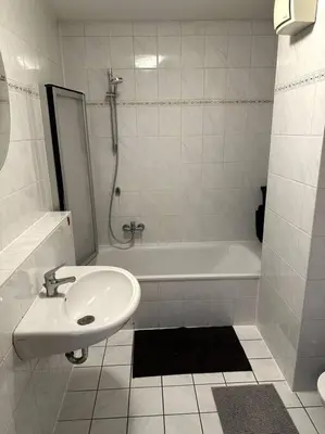 Ein Badezimmer in der Unterkunft Großzügige 2-Zimmer-Wohnung mit Balkon, ruhige Lage