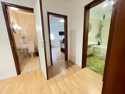 Ein Badezimmer in der Unterkunft 6-Bett-Wohnung Delux Leonberg
