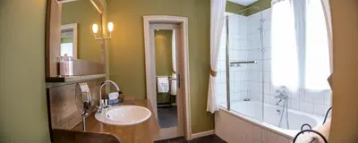 Ein Badezimmer in der Unterkunft Friedrich von Schiller Hotel