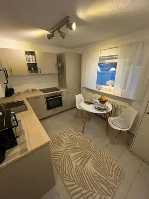 Küche/Küchenzeile in der Unterkunft Schöne Wohnung Rheinstetten Forchheim Nähe MesseKA