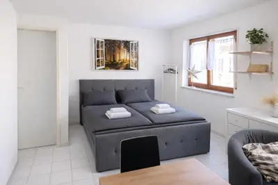 Ein Sitzbereich in der Unterkunft C&V 2 Personen 1 Zimmer WLAN SmartTV Boxspringbett