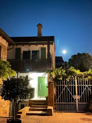 Das Gebäude in dem sich das Ferienhaus befindet