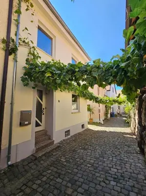 Das Gebäude in dem sich das Ferienhaus befindet