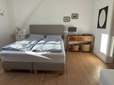 Ein Bett oder Betten in einem Zimmer der Unterkunft 3 Zimmer-Küche-Bad Wohnung im Dachgeschoß eines kernsanierten 3 Familienhauses