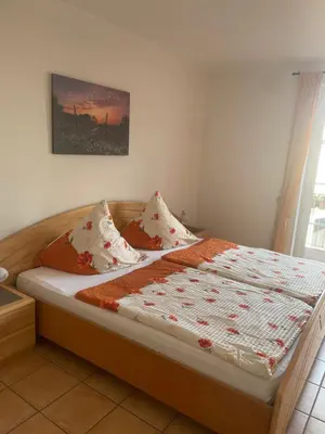 Ein Bett oder Betten in einem Zimmer der Unterkunft FeWo Weingut Bender