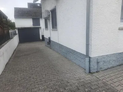 Das Gebäude in dem sich das Ferienhaus befindet