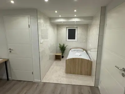 Ein Bett oder Betten in einem Zimmer der Unterkunft City Apart 3 nahe Badewelt, Museum & Bahnhof mit NETFLIX