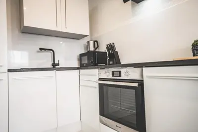 Küche/Küchenzeile in der Unterkunft Exklusive Maisonette Wohnung am See, 5 Min zur SAP, Smart TV & Netflix - WeHome Premium