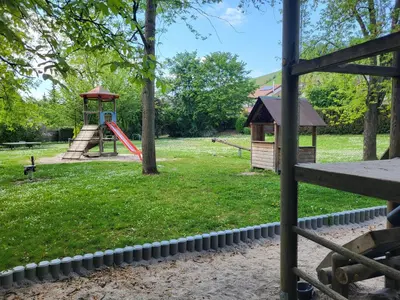Ein Kinderspielbereich in der Unterkunft Ferienapartment Schlummerhausen für bis zu 5 Personen, Haustiere willkommen und kostenfrei, mit Einbauküche, WLAN, Smart-TV, Alexa