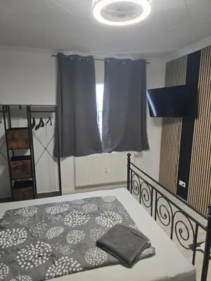 Ein Bett oder Betten in einem Zimmer der Unterkunft Zimmer mit privatem Badezimmer