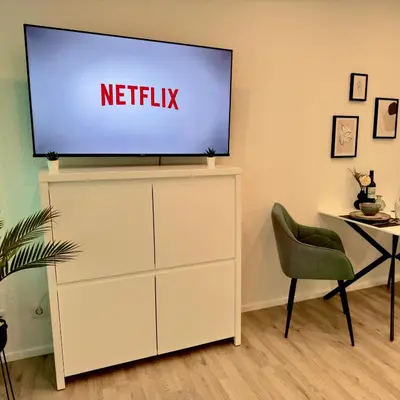 TV/Unterhaltungsangebot in der Unterkunft M&D Apartments nähe Stadion mit Klimaanlage - Netflix - Küche - Sunset View - Balkon