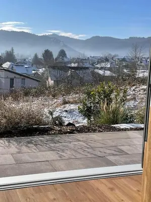 Ein allgemeiner Bergblick oder ein Berglick von des Ferienhauses aus