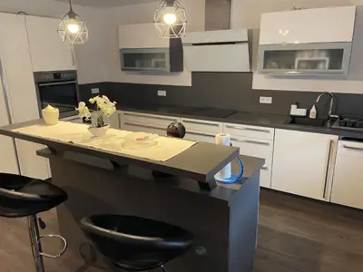 Küche/Küchenzeile in der Unterkunft Moderne Erdgeschosswohnung