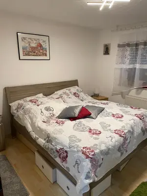 Ein Bett oder Betten in einem Zimmer der Unterkunft Moderne Erdgeschosswohnung