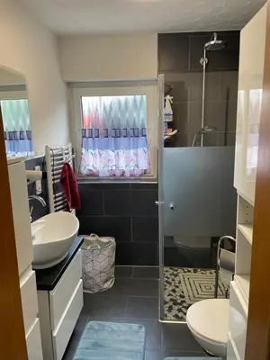 Ein Badezimmer in der Unterkunft Moderne Erdgeschosswohnung