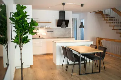 Küche/Küchenzeile in der Unterkunft HUGOS Design House am Waldrand - ruhig & modern