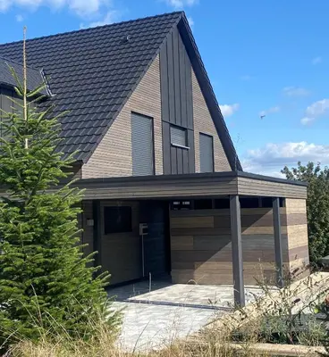 Das Gebäude in dem sich das Ferienhaus befindet