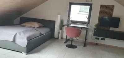 Ein Bett oder Betten in einem Zimmer der Unterkunft 1 Zi DG-Apartment in Bad Friedrichshall-Jagstfeld