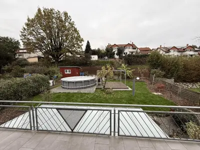 Ein Garten an der Unterkunft Draisinenglück