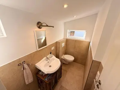 Ein Badezimmer in der Unterkunft Stilvolles City Haus mit 2 Bädern & Parkplatz, 75 qm Innenstadt