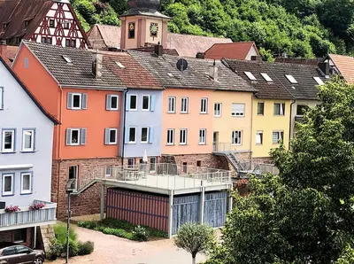 Das Gebäude in dem sich das Ferienhaus befindet