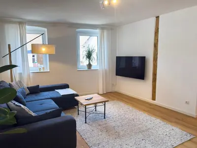 TV/Unterhaltungsangebot in der Unterkunft Vyne Apartments - Ganzes Haus mit privatem Hof & Stellplatz - Großes Wohnzimmer