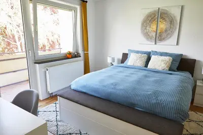 Ein Bett oder Betten in einem Zimmer der Unterkunft Large 2BR Apart up to 5 ppl, Work&Long Stay, BASF with Strong Wifi